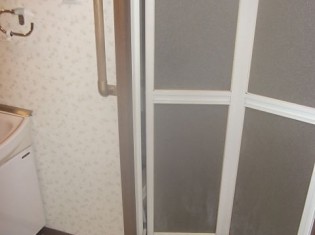 脱衣所にも手すりを取り付けました