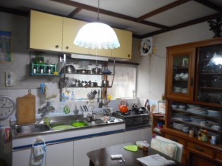昼間も電気が必要なキッチンでした