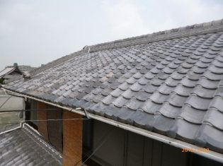 工事前の写真は和瓦で屋根を葺いていました