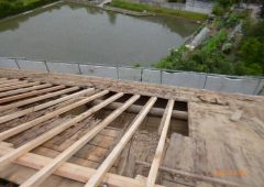 屋根下地補強中
